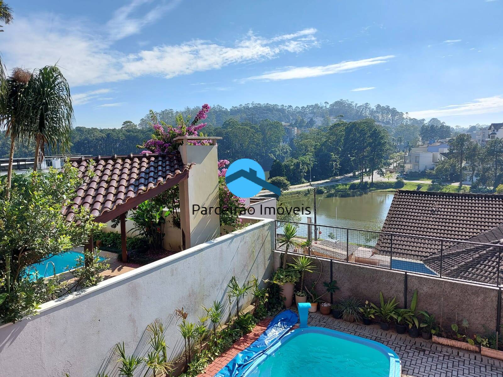 Casa de Condomínio à venda com 3 quartos, 250m² - Foto 1